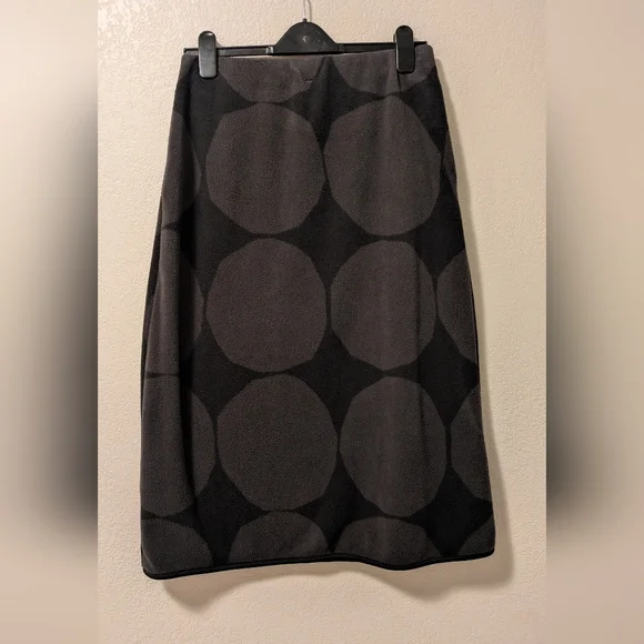 Uniqlo X Marimekko Black and Dark Gray Oversized Dot Skirt - Picture 3 of 7